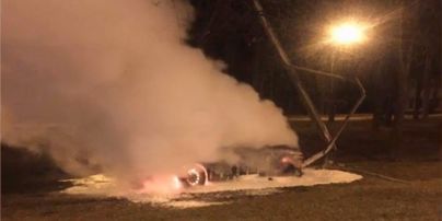 В Харькове авто на большой скорости врезалось в столб и сгорело дотла