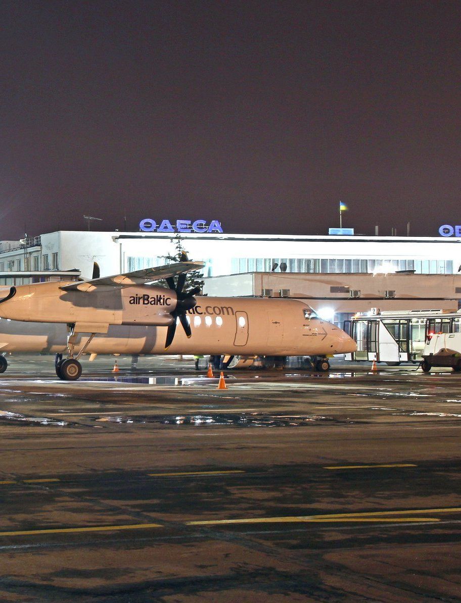 Пасажирський літак рейсом до Греції екстрено приземлився в Одесі