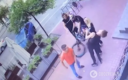 Появилось видео момента нападения у гей-клуба в Киеве: сотрудник УГО побил участника шоу-балета Дорофеевой