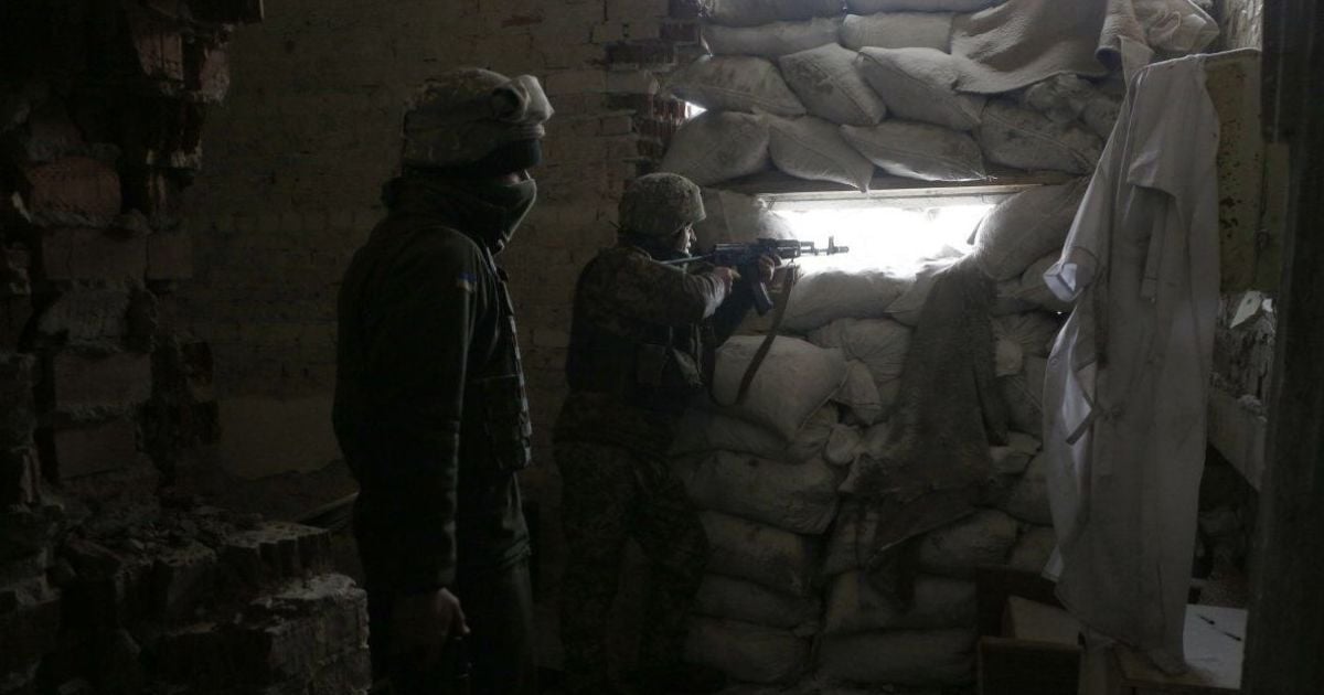 На Донбассе во время обстрелов боевиков погиб украинский боец, еще двое ранены. Хроника АТО