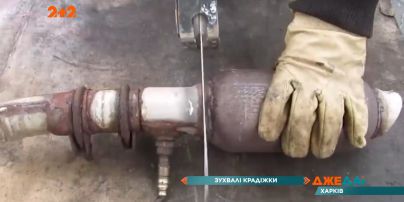 Новий вид зухвалих крадіжок: злодії масово вирізають з автомобілів каталізатори
