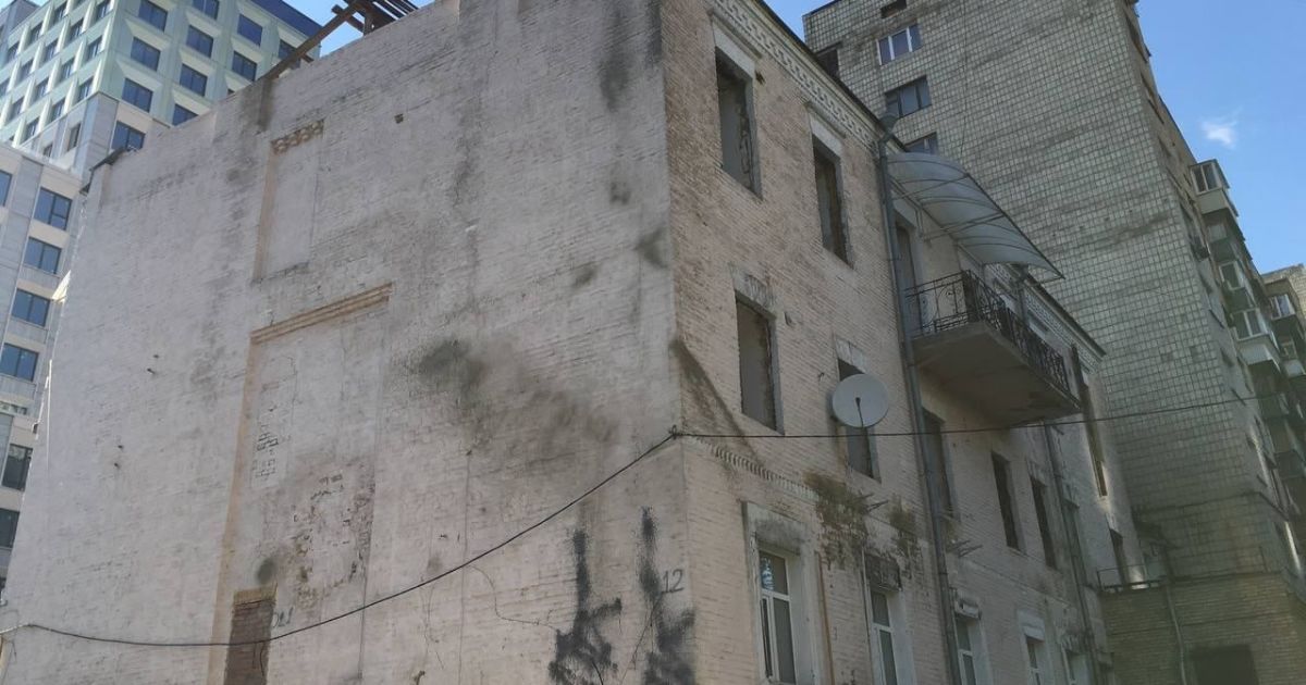 У Києві демонтують "будинок з жуками"