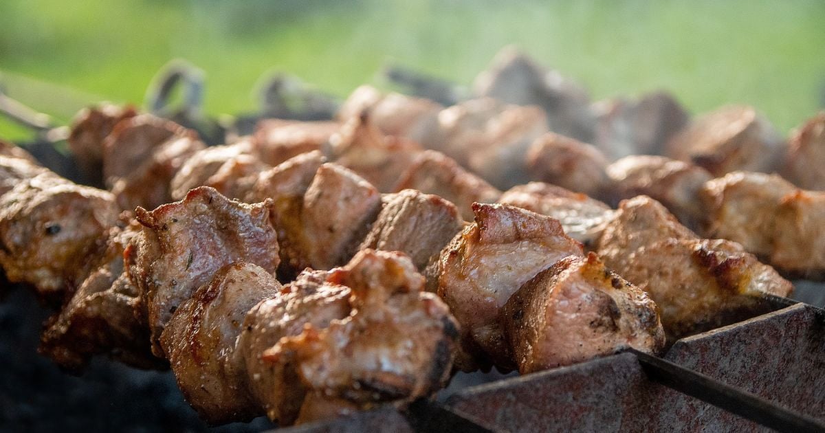 Чем посыпать уголь, чтобы шашлык не подгорел