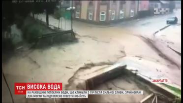 Негода на Закарпатті: у Рахові підтоплено півсотні будинків та зруйновано міст