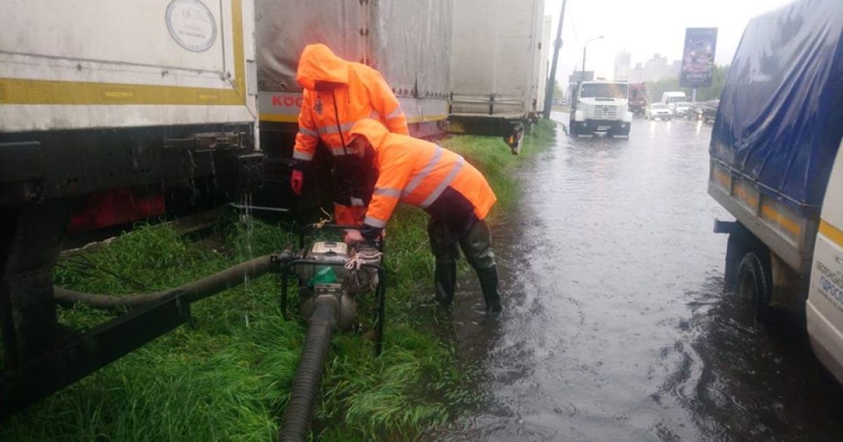 Киев залило дождем: коммунальщики откачивают воду с улиц мотопомпами