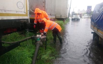 Київ залило дощем: комунальники відкачують воду з вулиць мотопомпами