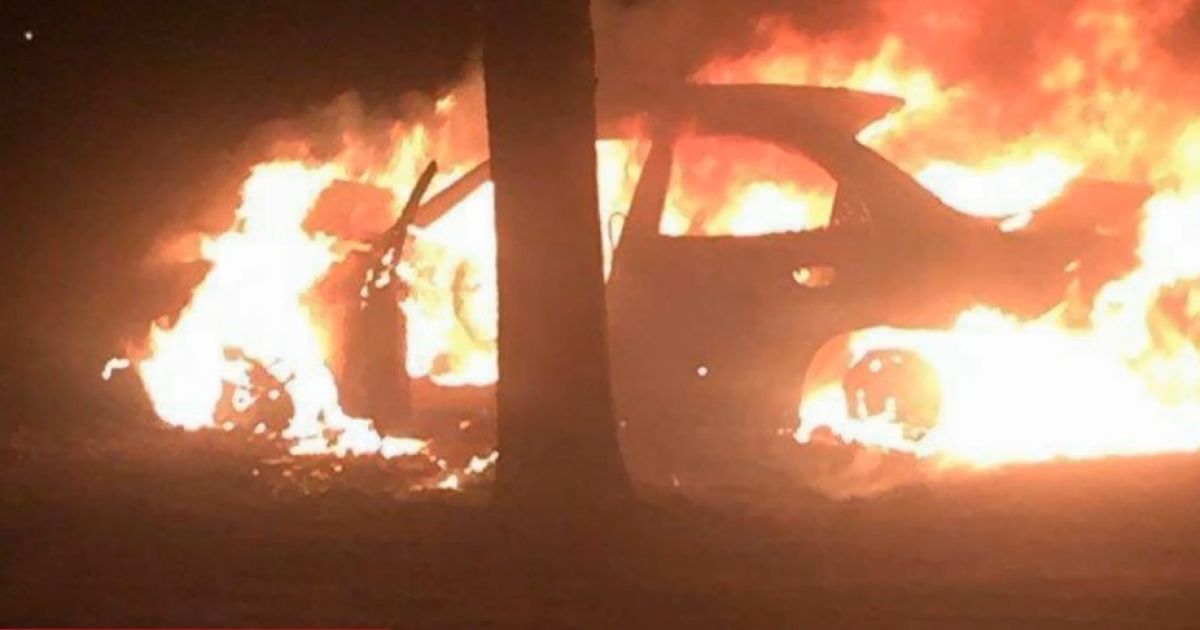 В Харькове авто на скорости врезалось в столб и сгорело дотла
