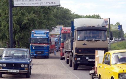На західному кордоні України у чергах стоять понад півтисячі вантажівок