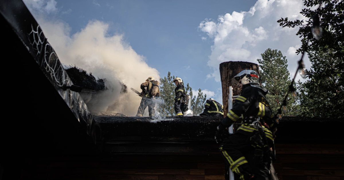 Рятувальники ліквідували пожежу на території заміського комплексу у Козині