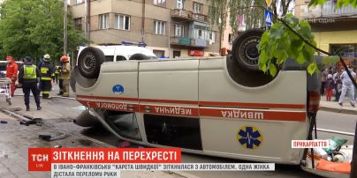 Масштабна аварія в Івано-Франківську: карета швидкої зіткнулась з авто і перекинулася на дах