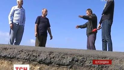 Жителі села на Херсонщині вимагають відремонтувати зруйновану трасу, яка відділяє їх від світу
