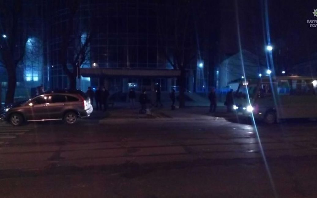 Honda "влетела" в остановку с людьми / © facebook.com/Патрульная полиция Львова