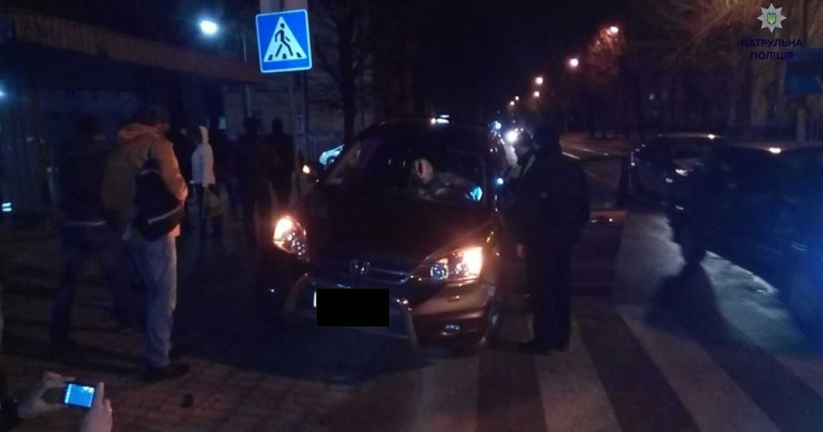 Honda "влетела" в остановку с людьми