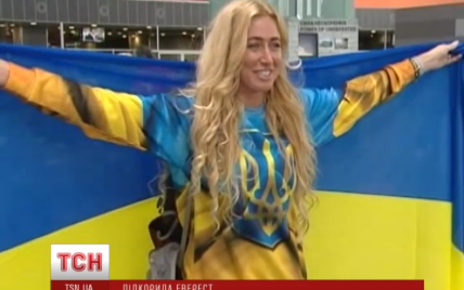 Украинка на Эвересте наварила бограч, а на вершине развернула украинский флаг и вышитый рушник