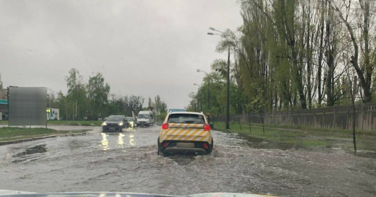 У Києві через зливу підтопило деякі вулиці