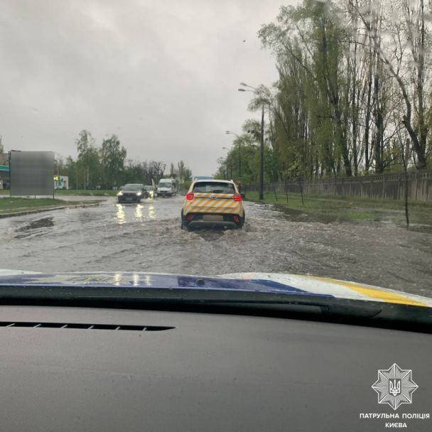 У Києві через зливу підтопило деякі вулиці