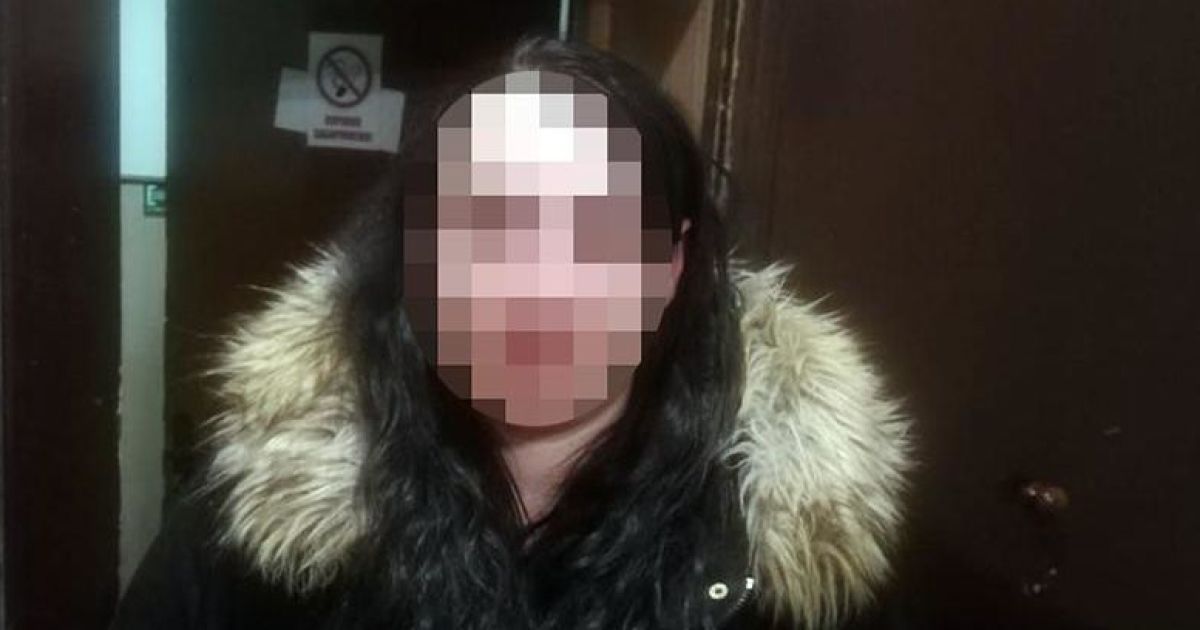 У Києві жінка приревнувала чоловіка і накинулась на нього з ножем: фото