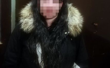 У Києві жінка приревнувала чоловіка і накинулась на нього з ножем: фото