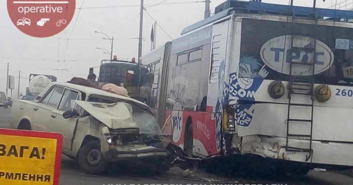 В Киеве ВАЗ протаранил троллейбус, Окружную парализовала пробка