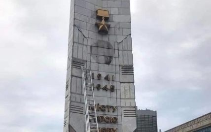 У центрі Києва прибрали зображення Леніна – фото