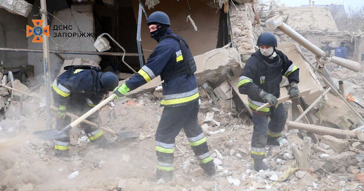 Працівники ДСНС ліквідовують наслідки атаки на Запоріжжя 22 березня