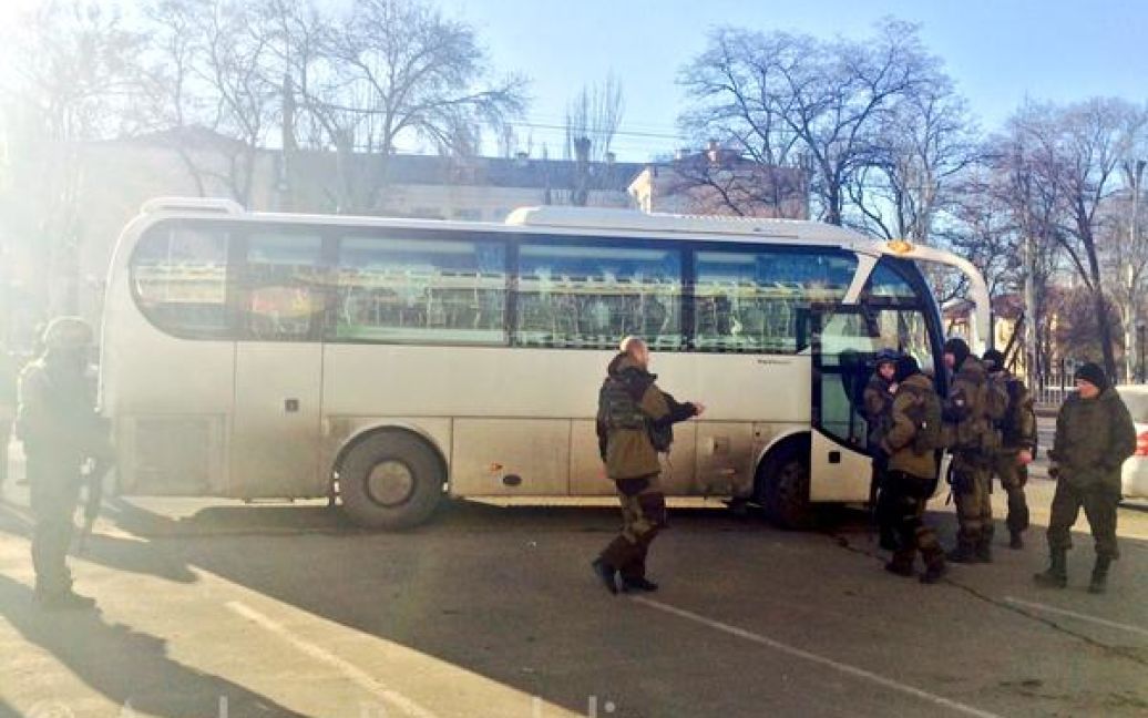 Українські офіцери чекають на звільнення в автобусі. / © twitter.com/aa_borodulin
