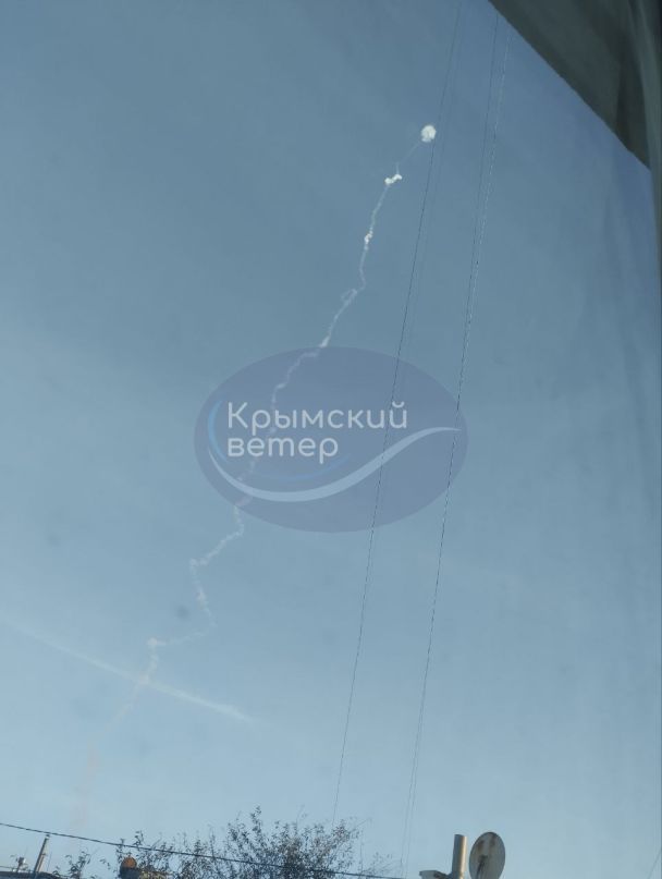 Слід від ракети у небі над Кримом / © із соцмереж