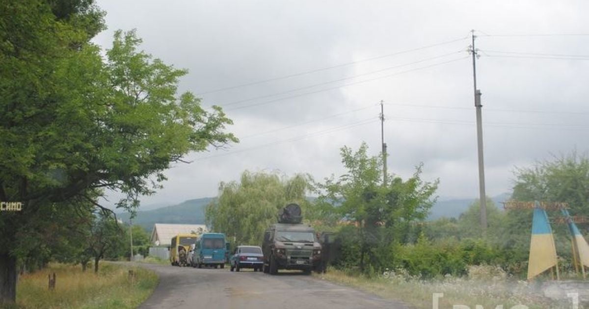 Силовики оточили село
