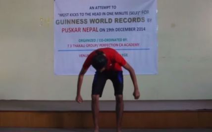В Непале подросток избил себя ногами и установил мировой рекорд