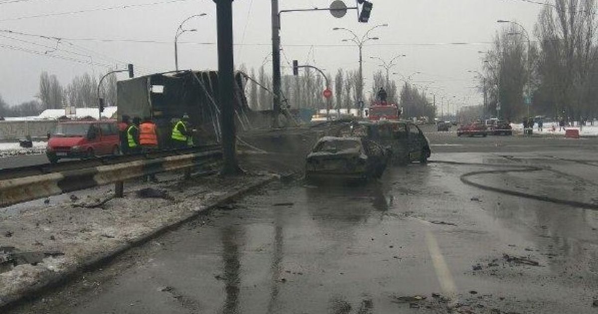 В Киеве по вине фуры сгорело четыре автомобиля