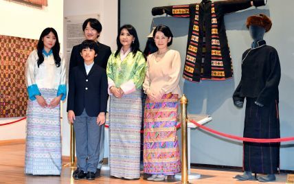 В ярких национальных нарядах и с улыбками: японская принцесса Кико и королева Бутана Сангай Чоден в музее