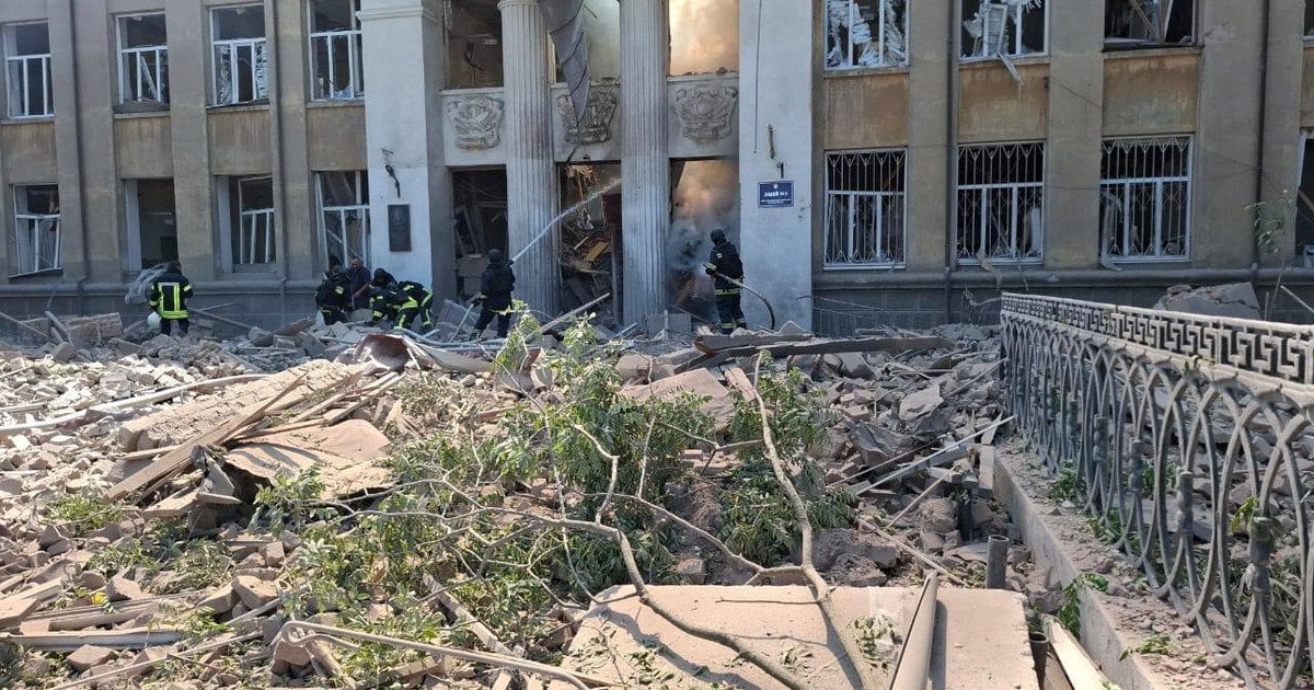 Школьник сам выбрался из-под завалов и спас друга: новые подробности ракетного удара по лицею в Одесской области