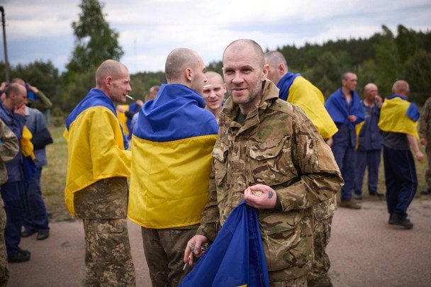 Зокрема, серед звільнених - 27 оборонців Маріуполя.  / © Володимир Зеленський