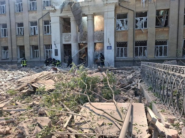 Школьник сам выбрался из-под завалов и спас друга: новые подробности ракетного удара по лицею в Одесской области