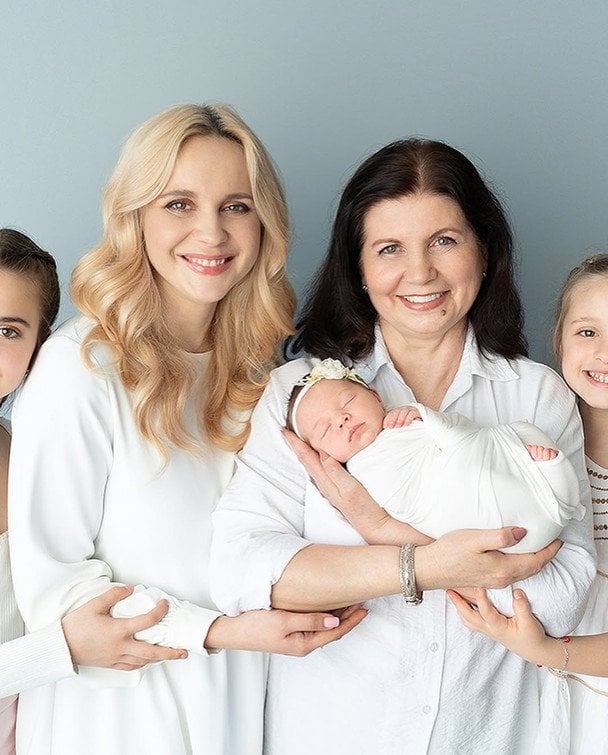 Лілія Ребрик з мамою та доньками