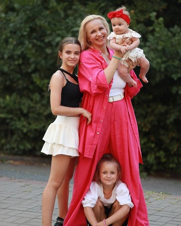 Лілія Ребрик з доньками
