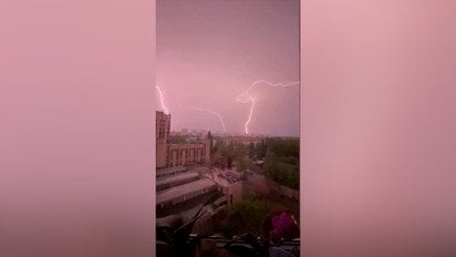 Київ накрила сильна гроза: очевидці зафіксували небезпечні блискавки
