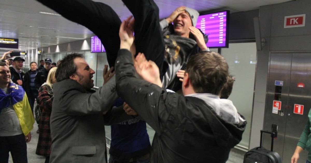 Сидорчука покачали на руках. / © Проспорт