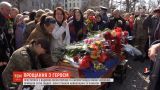 Со слезами на коленях: в Харькове сотни людей простились с Яной Червоной