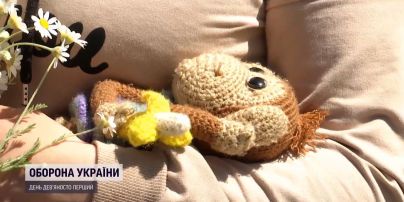 В'язана мавпа-іграшка з Гостомеля стала одним із символів евакуації