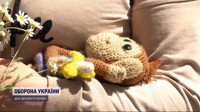 В'язана мавпа-іграшка з Гостомеля стала одним із символів евакуації