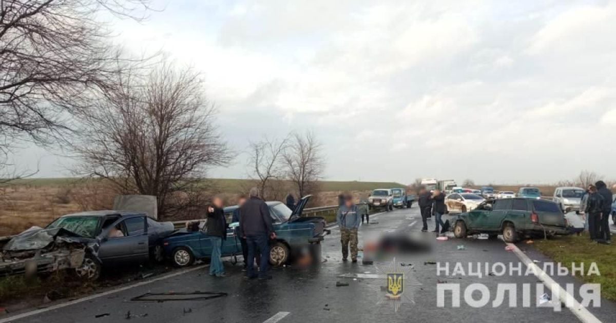 Поблизу Одеси смертельно зіткнулися три автомобілі: є жертви та постраждалі (фото)