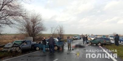 Поблизу Одеси смертельно зіткнулися три автомобілі: є жертви та постраждалі (фото)