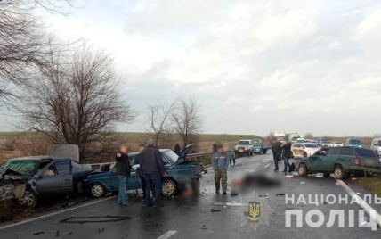 Поблизу Одеси смертельно зіткнулися три автомобілі: є жертви та постраждалі (фото)