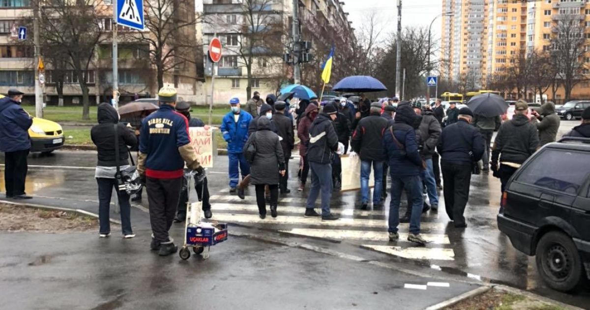 На Мінському массиві жителі перекрили проспект Рокоссовського, виступаючи проти будівництва ЖК та знесення гаражів