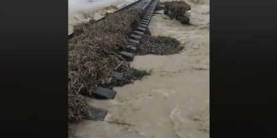 Поїзди зупинили: через страшну негоду на Івано-Франківщині постраждали залізничні колії