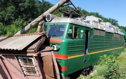 В Кировоградской области поезд сошел с рельсов и разрушил дом