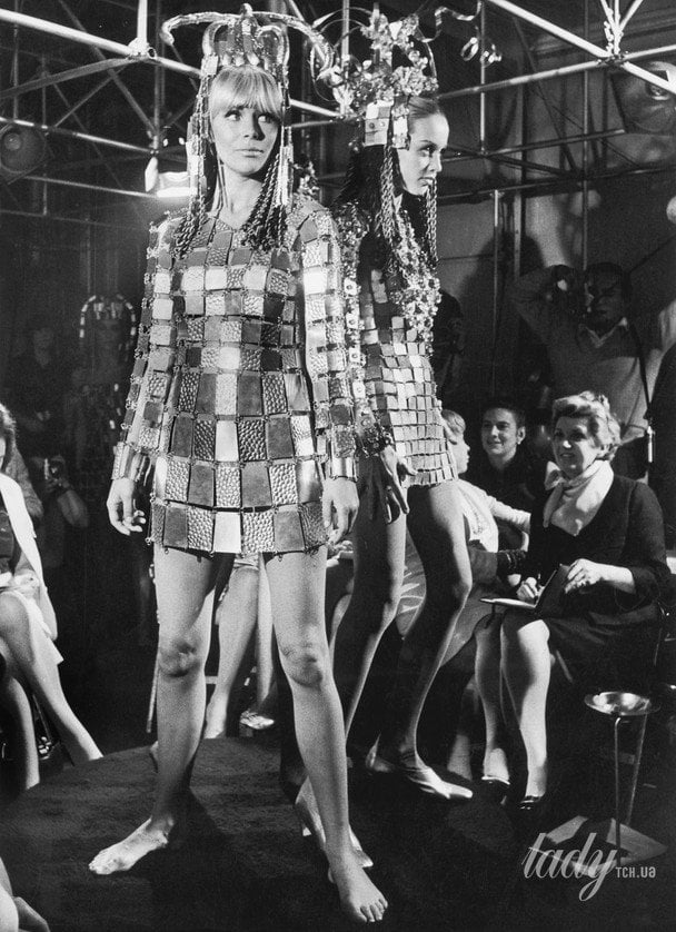 Модель демонструє сукню з металевих пластин від Paco Rabanne / © Getty Images