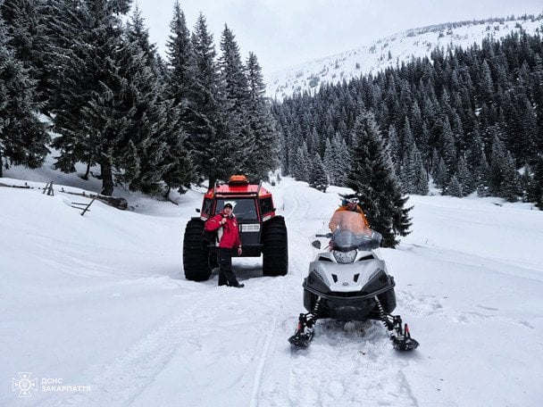 Двоє молодих людей застрягли на Чорногірському хребті на Закарпатті.  / © ДСНС України