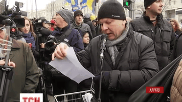 Перша сесія Харківської міськради почалася зі штовханини, скандалів та викликів поліції